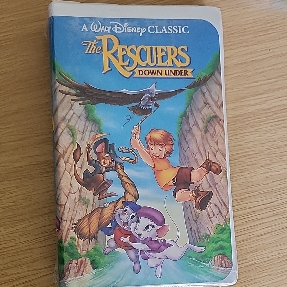 Disney The Rescuers Down Under VHS with Blue and Green Cover